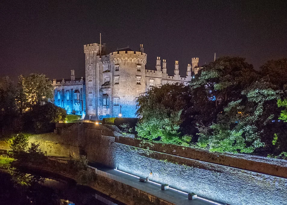 Kilkenny Castle lit at night